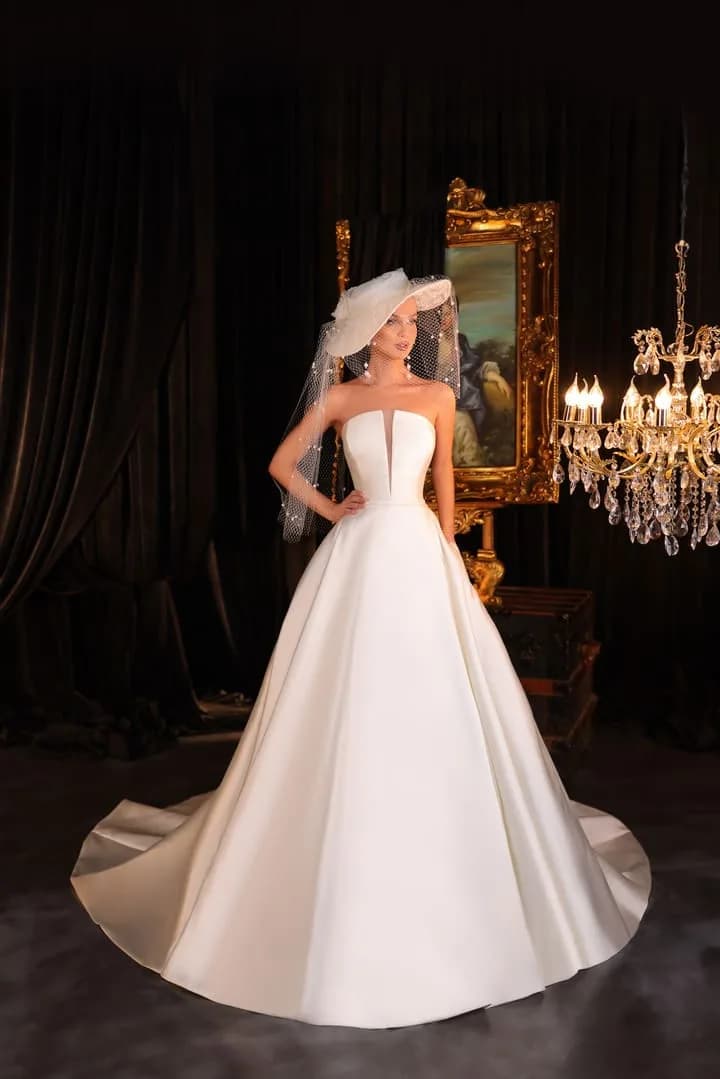 Fustan nusërie pa supe prej sateni me kapelë elegante