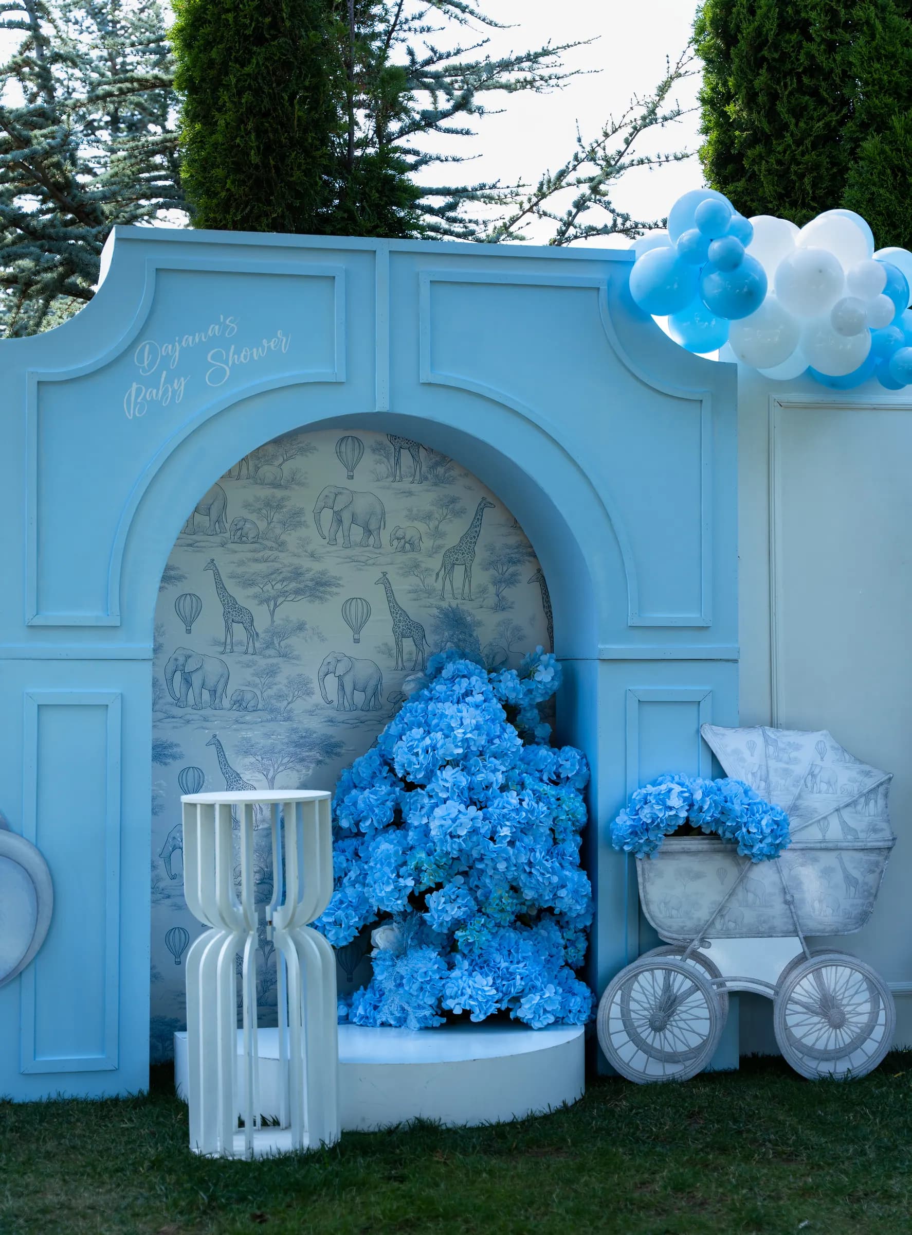 Dekor blu me hortensia dhe karrocë bebeje për festën e bebit