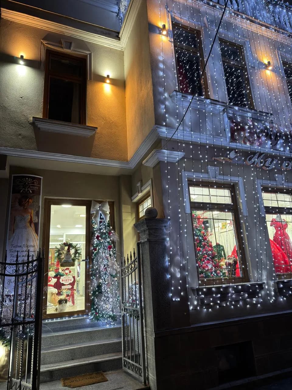 Hyrja e sallonit My Dream në Korçë me drita festive dhe fustane në vitrinë