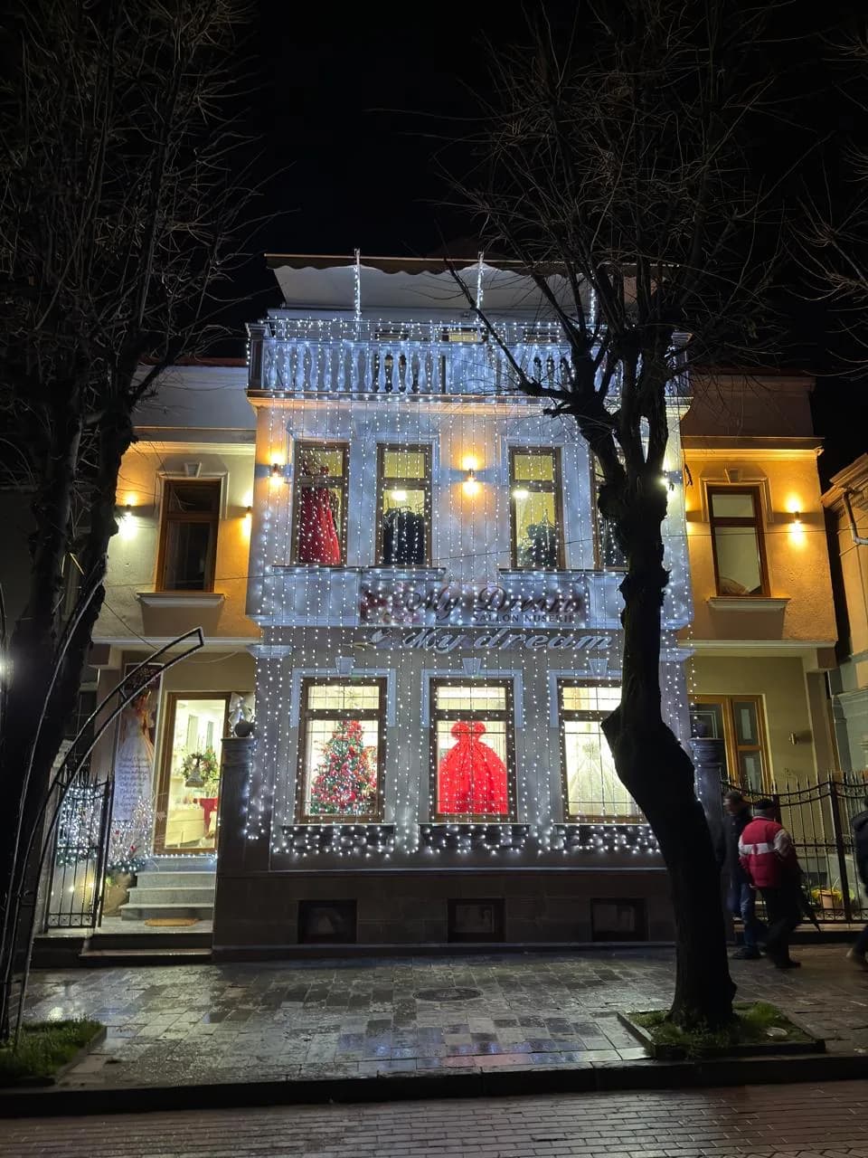 Salloni My Dream natën, parë nga bulevardi